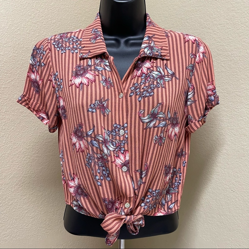 🛍3/$15🛍 Tie-Front Short Sleeve Top size XS Peach and Brown Floral Stripes